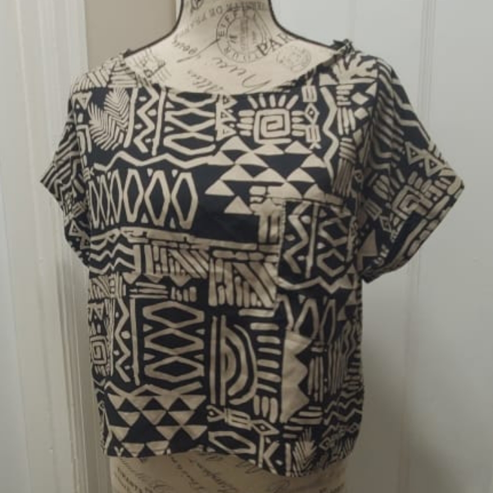 Chrome Design Tops with front pocket Short Blouse 🌴